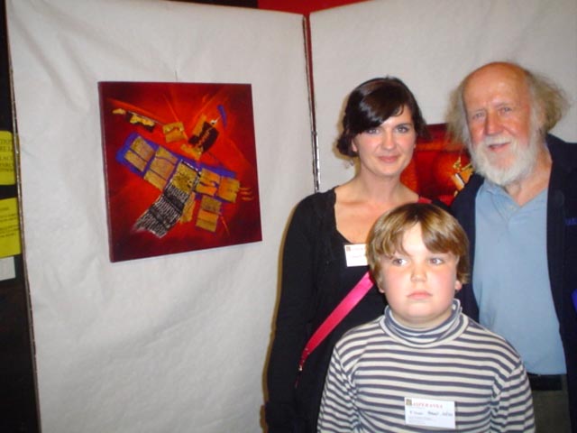 Emmanuelle avec son fils aîné Élouan, et Hubert Reeves